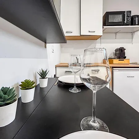 Studio Lumineux Et Moderne A Nice, Bien Situe Nice