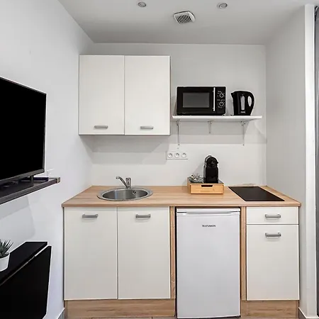Studio Lumineux Et Moderne A Nice, Bien Situe
