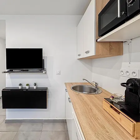 Studio Lumineux Et Moderne A Nice, Bien Situe *